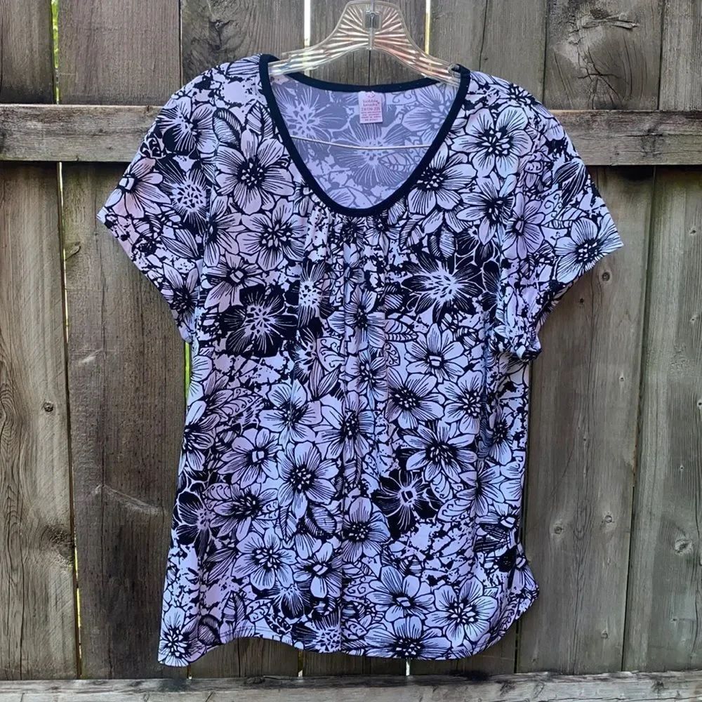 Bobbie Brooks Black and white floral top sz. 2X